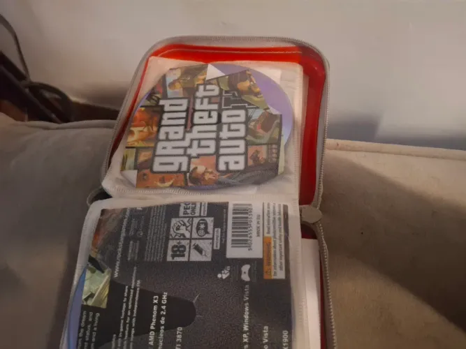CDs de jogos pra pc e case pra CD vai junto