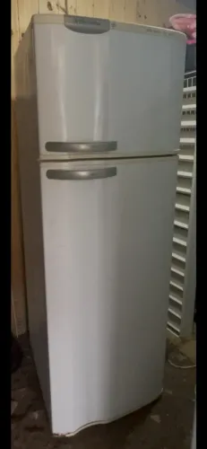 Vendo geladeira Electrolux duplex luz 220
