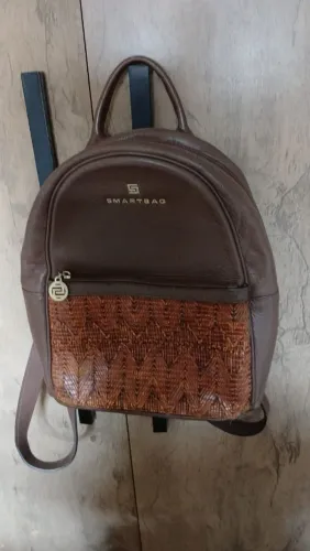 Vendo linda mochila de costas, couro legítimo cor marrom. 