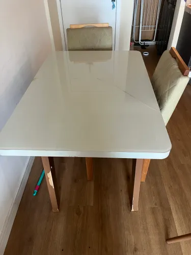 Mesa de jantar e 2 cadeiras