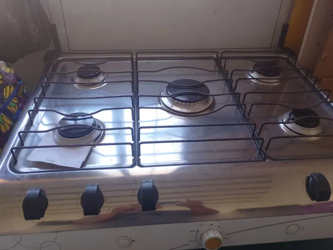 Vendo r$ 400 fogão a gás 5 bocas em boas condições de uso as cinco bocas funcion normalmen