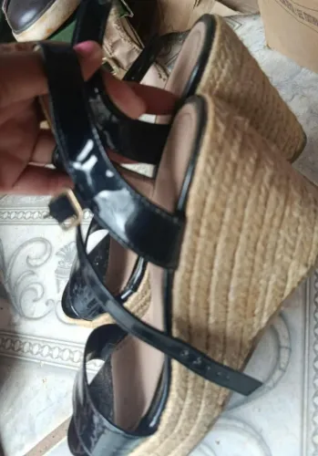 Sandália Anabela Preta OFFLINE