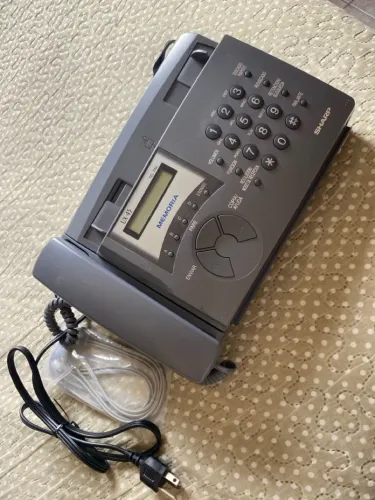 aparelho de fax e telefone fixo da marca Sharp, modelo UX-45.