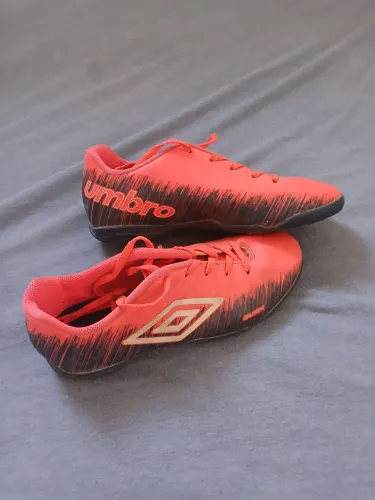 Chuteira umbro socyte