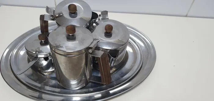 Aparelho pequeno de  chá ou café em inox Woff mais 2 bandejas em inox 