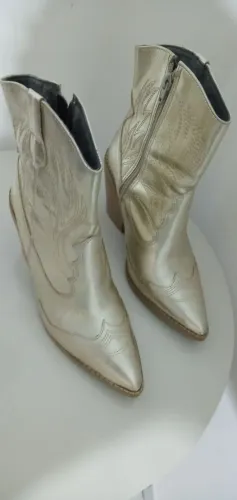 Bota feminina ( marca: Pisom e Co) western cano médio ( Ouro) em couro. Tam.34. Usada.