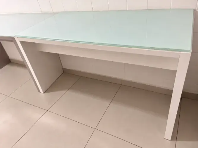 2 Mesas de Escritório com Tampo de Vidro - Cinza e Branca