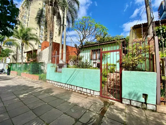 RESIDÊNCIA COM ATMOSFERA AGRADÁVEL E COM POTENCIAL PARA COMÉRCIO E CLÍNICAS