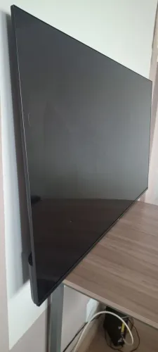 TV TCL 55P635 com tela quebrada para retirada de peças placas funcionando.