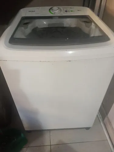 Máquina de lavar roupa usada com defeito 