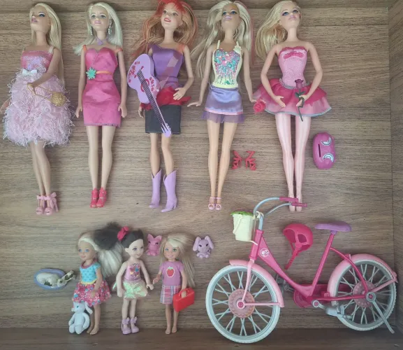 08 BONECAS da COLEÇÃO BARBIE e uma BICICLETA