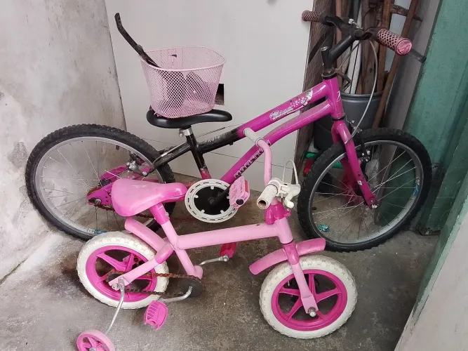 Duas bicicletas menina. Por está guardados a muito tempo precisa de mandar arrumar a maior