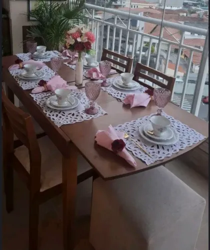 Mesa extensível de madeira com 4 cadeiras