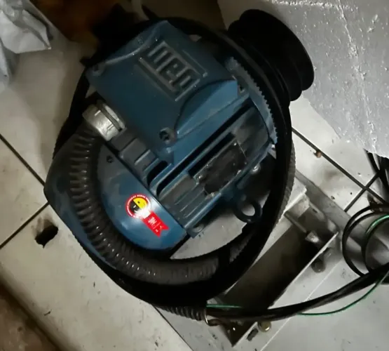 Motor elétrico Weg 7,5cv/hp com polia dupla e base em aço
