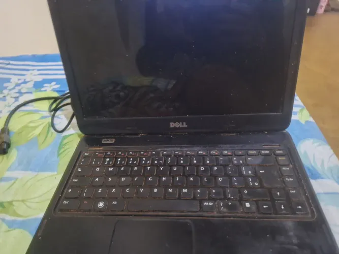 Notebook pra uso de retirada de peças vem com carregador e mouse e não tem bateria