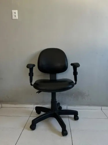 Cadeira giratória de escritório preta com braços