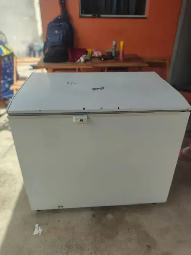 Freezer Eletrolux 311 litros congelando tudo