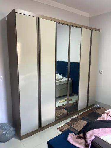 Guarda-roupa seis portas de casal