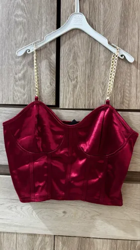 Top de Seda Shein com Detalhe de Corrente dourada