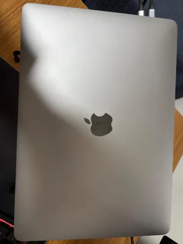 MacBook Pro M2 2022 + Magic Trackpad + Dock 2 monitores