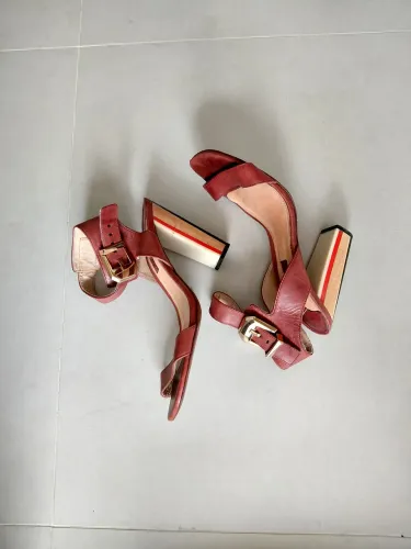 Sandália Couro Original Schutz, Salto Bloco Luxo com Desapego.