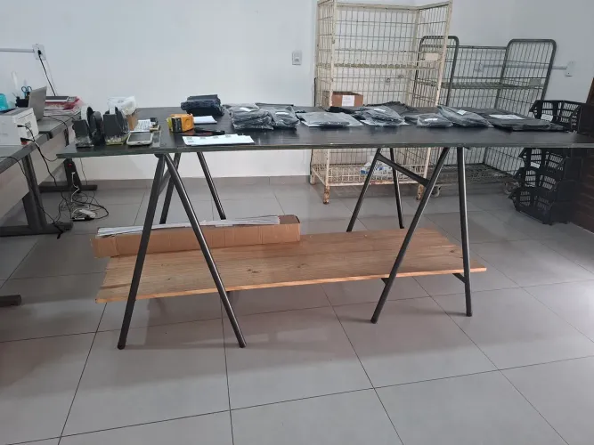 2 Cavalete Andaime + 2 tábua pinus de 2 metros + tampo de 2,10x1,20