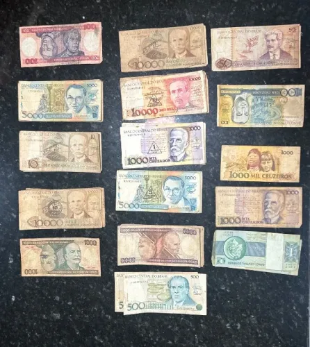 Cédulas de dinheiro antigas.