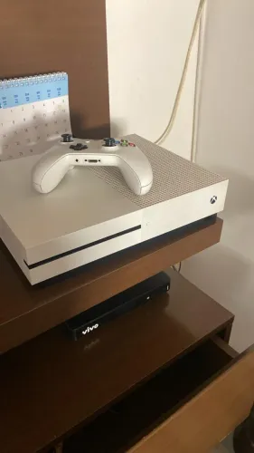 ? Xbox One S 1TB Conservado + Controle Original - Ótimo Preço