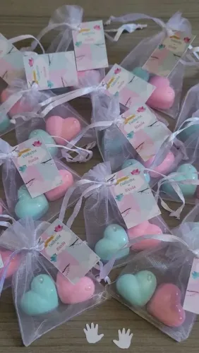 Faço lembrancinhas de sabonetes personalizados