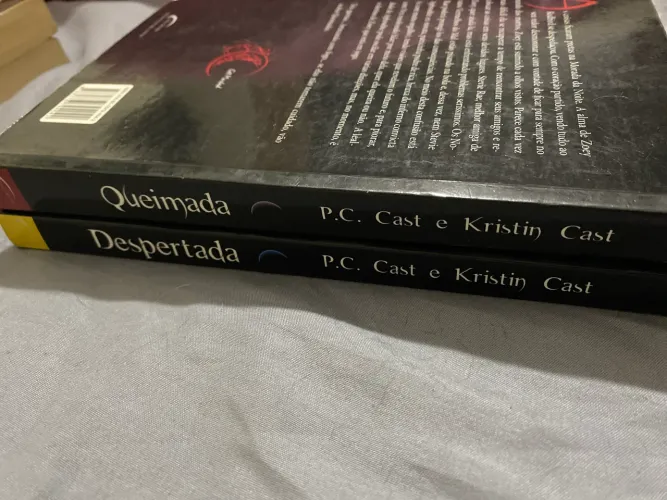 Livros Série House of Night - Livro 7 Queimada e Livro 8 Despertada