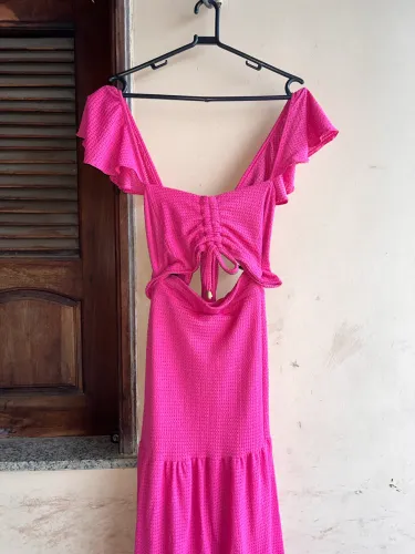 conjunto de saia longa e top rosa