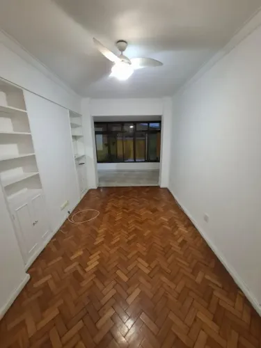 Apartamento Quarto e sala separados para alugar, 65m² - Copacabana