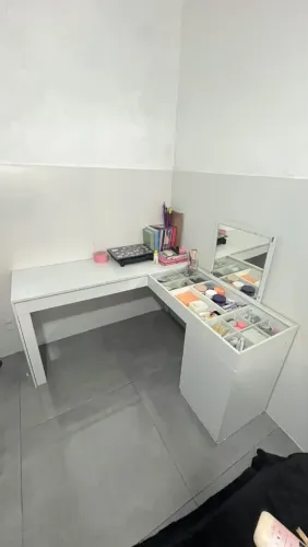 Escrivaninha com bancada de maquiagem