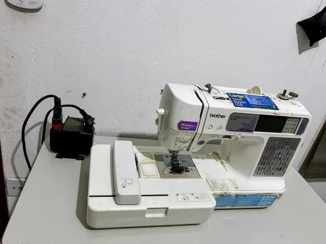 Máquina de costurar e bordar Brother SE-400