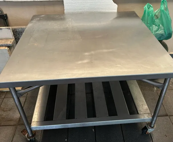 Mesa inox 1,0 1,0 m com rodízio