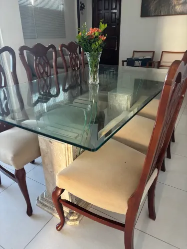 Mesa de mármore e vidro com 6 cadeiras