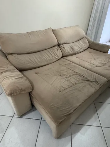 Sofá retrátil e reclinável 2,5 m - suede bege - Usado - BRINDE: mesa de vidro