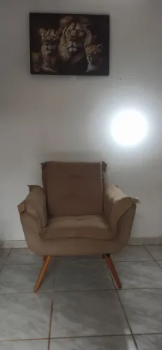 Poltrona Tóquio Tecido Chaise Pés tipo Palito 