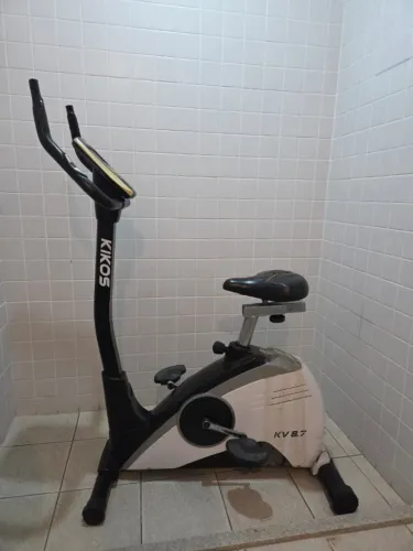 Bicicleta ergométrica Kikos KV 8.7 com detalhes e defeito não liga