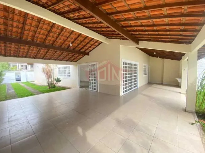 Casa Linear em Rua fechada com excelente localização