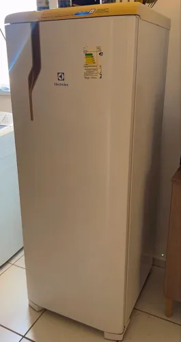 GELADEIRA ELECTROLUX FROST FREE RFE39 - R$ 700,00  Geladeira Electrolux Frost Free 310L