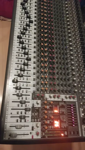 Mesa de Som 32 Canais