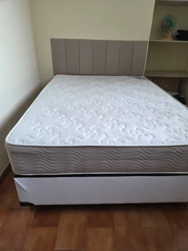 Cama de casal Queen 2 anos de uso (colchão Ortobom Premium + box baú)