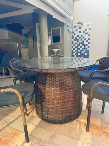 Mesa para área de lazer, em junco com alumínio, com as 6 cadeiras revestidas em junco