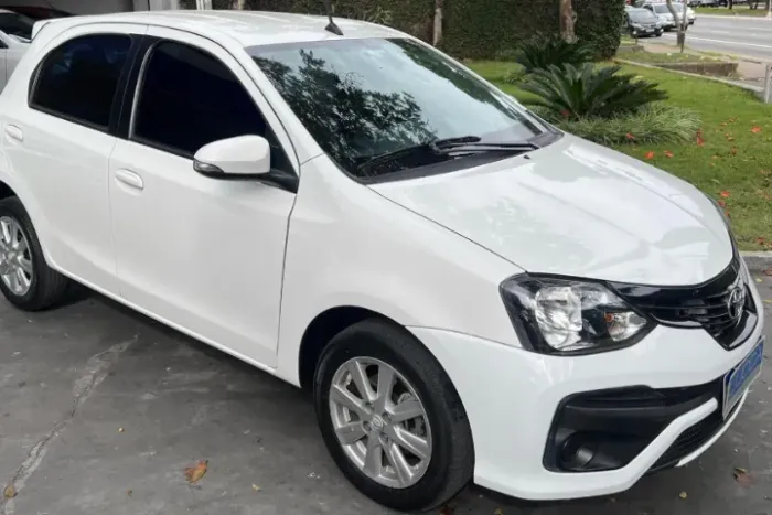 Toyota Etios Hatch para aluguel semanal a partir de R$ 108,00 a diária
