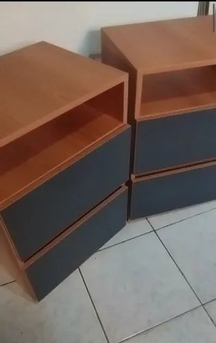Mesinha de cabeceira.