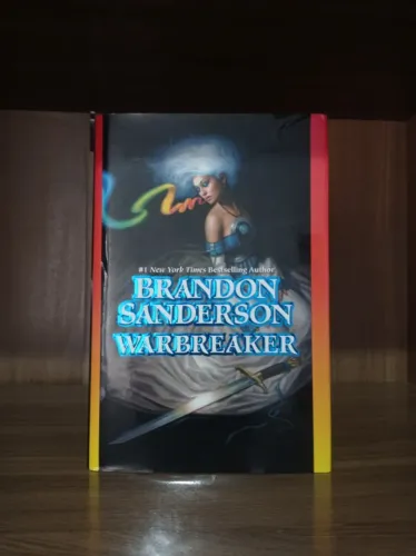 Warbreaker edição capa dura em Inglês - Brandon Sanderson (usado)