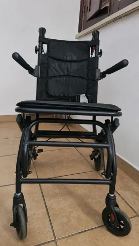 Cadeira de transporte dobrável. SOMENTE RETIRADA/BH -NÃO ENVIAMOS