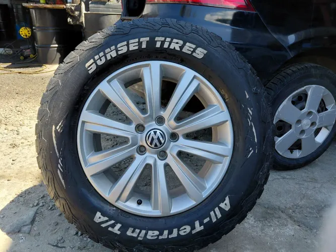Vende-se um jogo de rodas da AMAROK ARI 18 LT265/65R18 122/119R EM Perfeito de.bom.