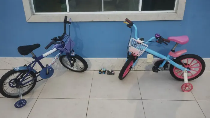 Bicicleta menino e menina